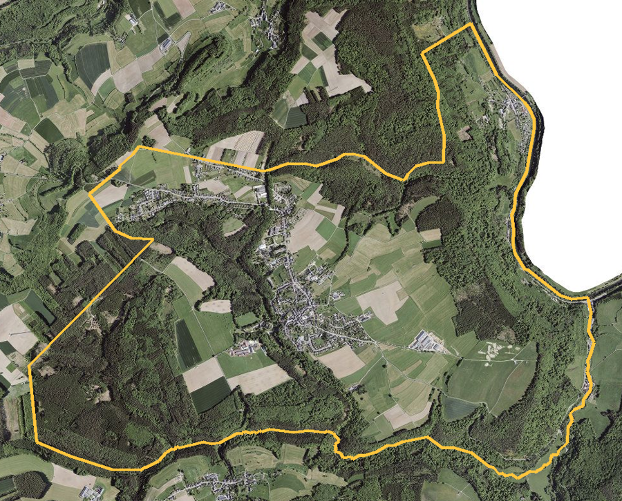 Orthophotographie officielle de la commune de Beaufort (geoportail
national du Luxembourg), limites communales soulignees en ambre