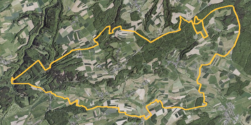 Orthophotographie officielle de la commune de Bech (geoportail
national du Luxembourg), limites communales soulignees en ambre