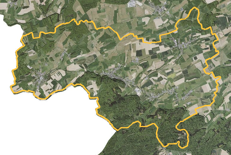 Orthophotographie officielle de la commune de Beckerich (geoportail
national du Luxembourg), limites communales soulignees en ambre