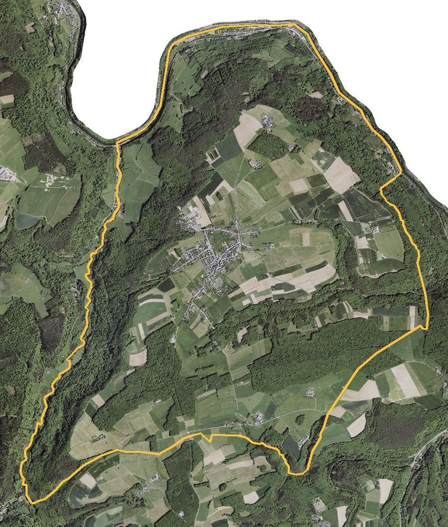 Orthophotographie officielle de la commune de Berdorf (geoportail
national du Luxembourg), limites communales soulignees en ambre