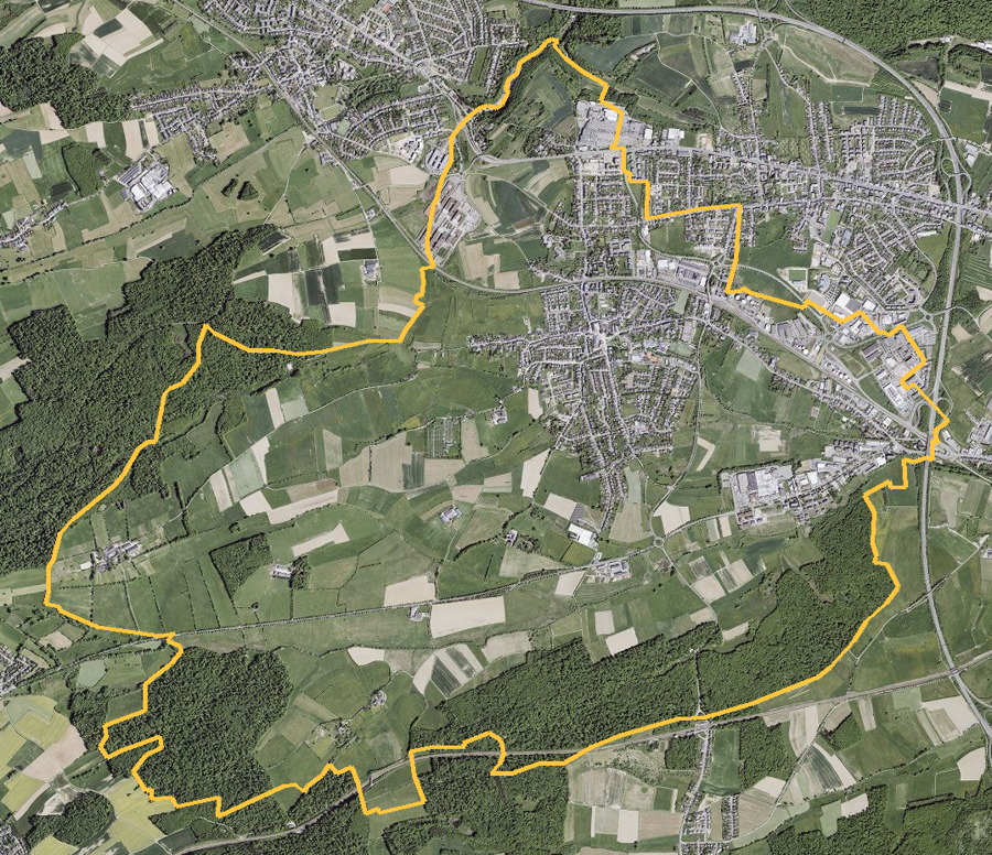 Orthophotographie officielle de la commune de Bertrange (geoportail
national du Luxembourg), limites communales soulignees en ambre