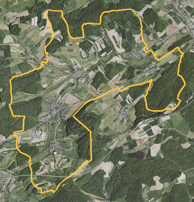 Orthophotographie officielle de la commune de Betzdorf (geoportail
national du Luxembourg), limites communales soulignees en ambre