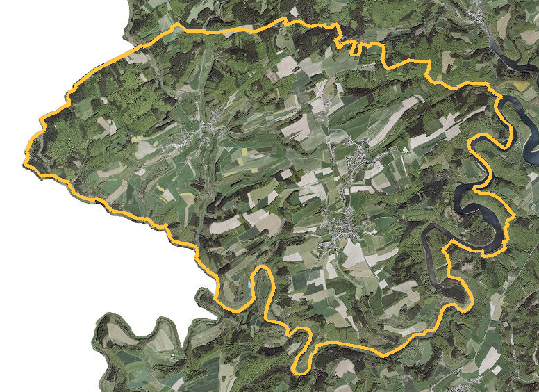Orthophotographie officielle de la commune de Boulaide (geoportail
national du Luxembourg), limites communales soulignees en ambre
