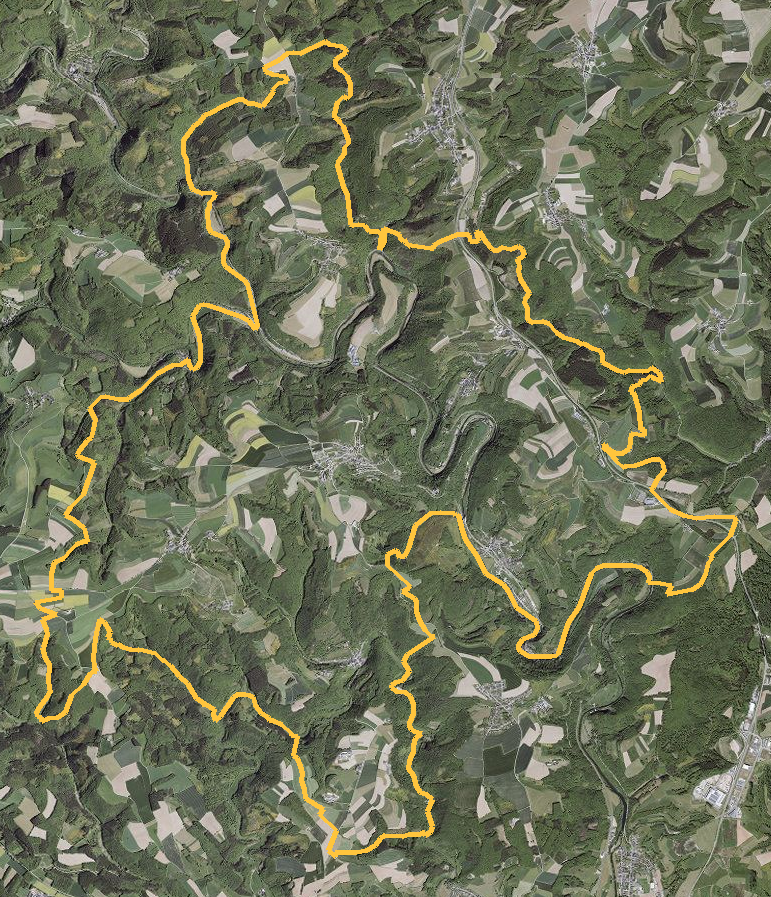 Orthophotographie officielle de la commune de Bourscheid (geoportail
national du Luxembourg), limites communales soulignees en ambre