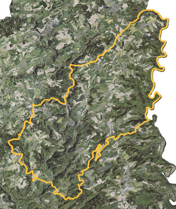 Orthophotographie officielle de la commune de Clervaux (geoportail
national du Luxembourg), limites communales soulignees en ambre