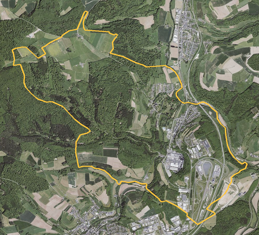 Orthophotographie officielle de la commune de Colmar-Berg (geoportail
national du Luxembourg), limites communales soulignees en ambre