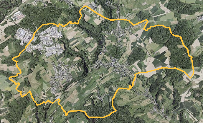 Orthophotographie officielle de la commune de Contern (geoportail
national du Luxembourg), limites communales soulignees en ambre