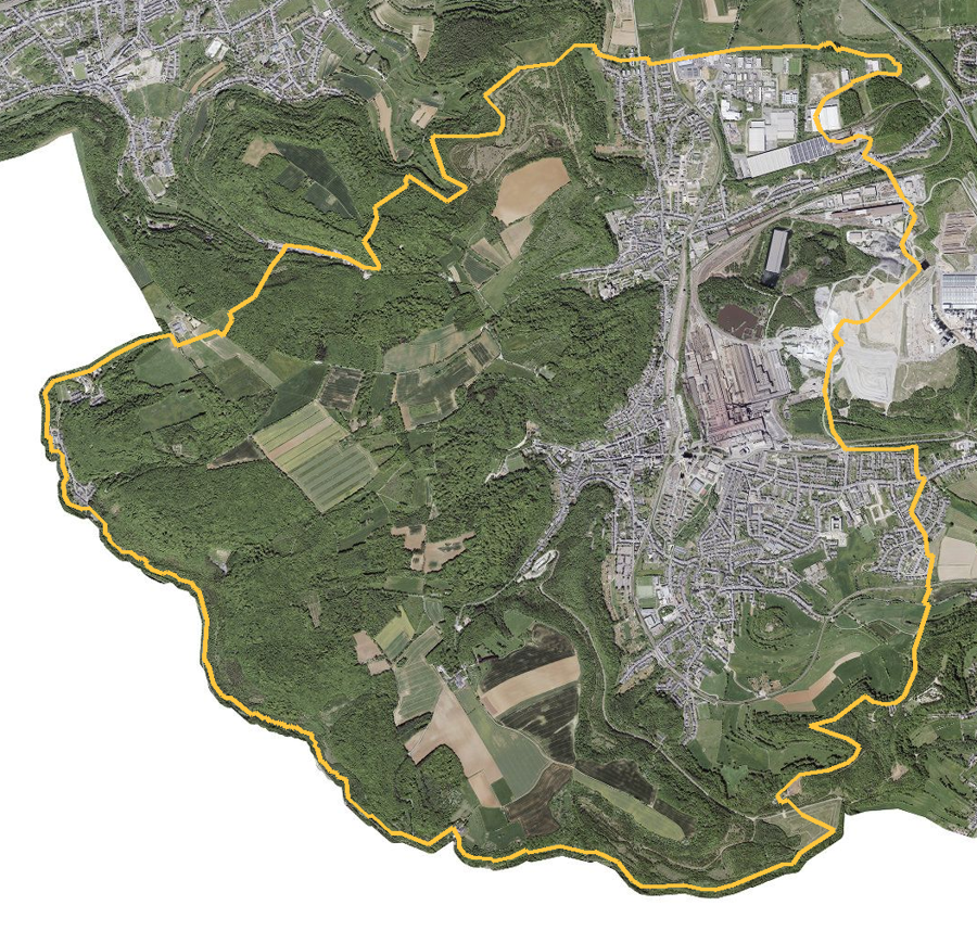 Orthophotographie officielle de la commune de Differdange (geoportail
national du Luxembourg), limites communales soulignees en ambre
