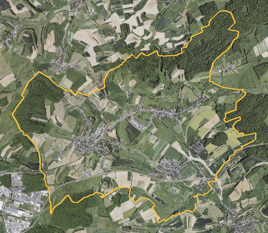 Orthophotographie officielle de la commune de Dippach (geoportail
national du Luxembourg), limites communales soulignees en ambre