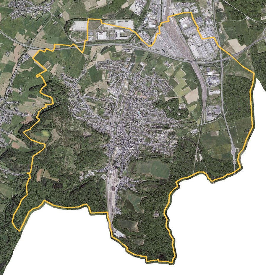 Orthophotographie officielle de la commune de Dudelange (geoportail
national du Luxembourg), limites communales soulignees en ambre