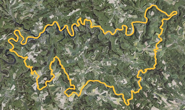 Orthophotographie officielle de la commune de Esch-sur-Sûre (geoportail
national du Luxembourg), limites communales soulignees en ambre