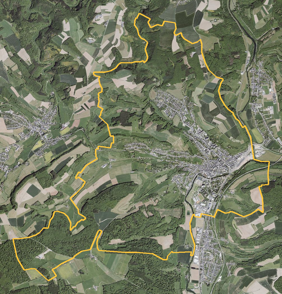 Orthophotographie officielle de la commune de Ettelbruck (geoportail
national du Luxembourg), limites communales soulignees en ambre