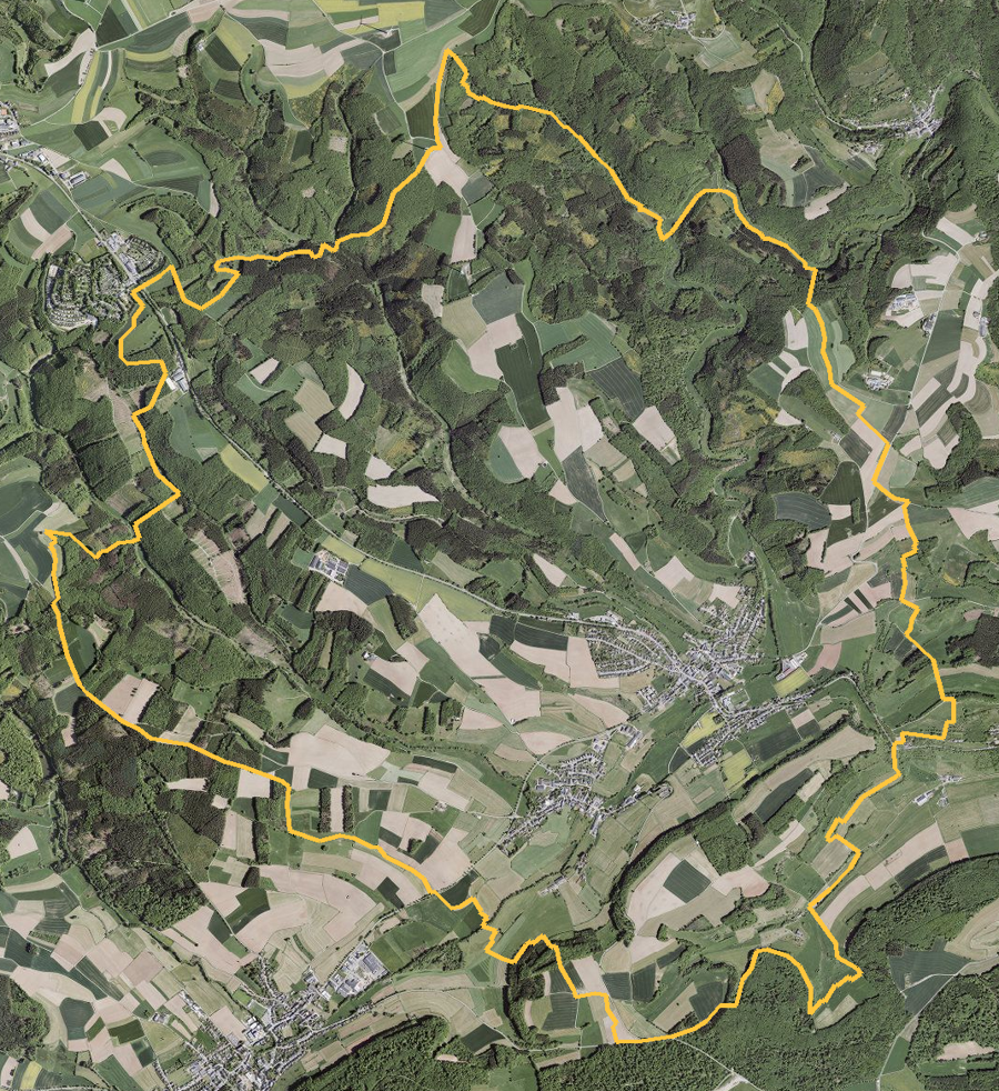 Orthophotographie officielle de la commune de Feulen (geoportail
national du Luxembourg), limites communales soulignees en ambre