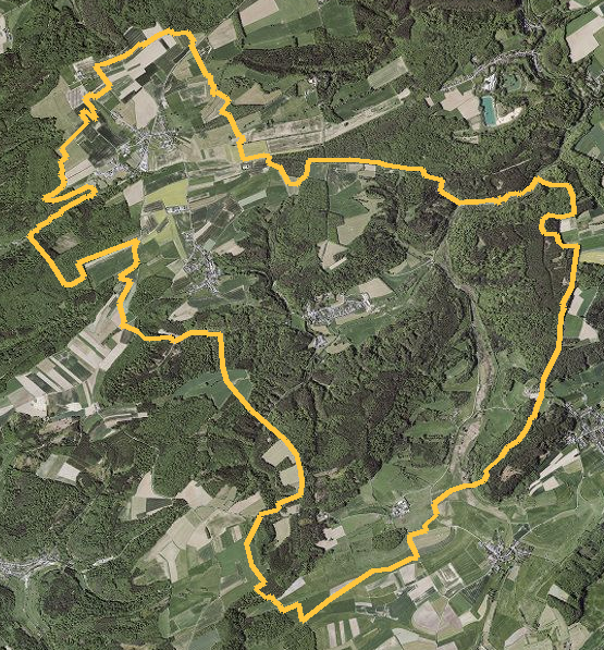 Orthophotographie officielle de la commune de Fischbach (geoportail
national du Luxembourg), limites communales soulignees en ambre