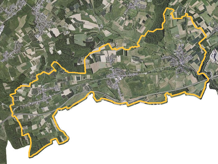 Orthophotographie officielle de la commune de Frisange (geoportail
national du Luxembourg), limites communales soulignees en ambre