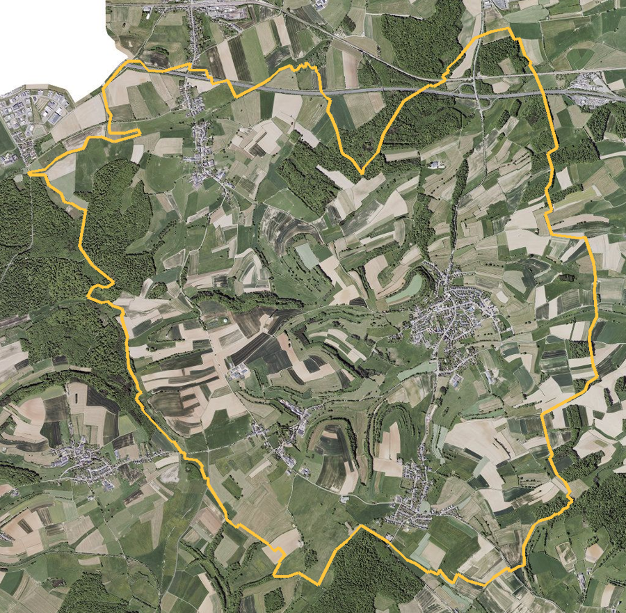 Orthophotographie officielle de la commune de Garnich (geoportail
national du Luxembourg), limites communales soulignees en ambre