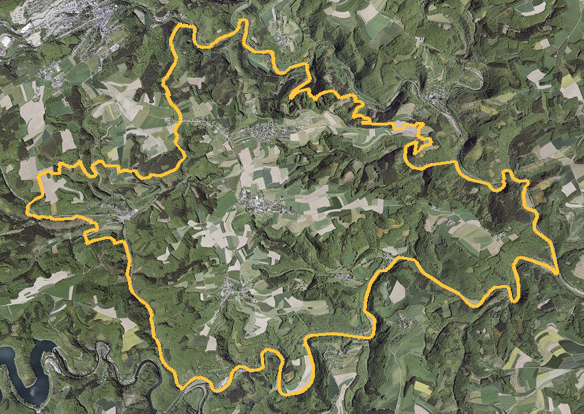 Orthophotographie officielle de la commune de Goesdorf (geoportail
national du Luxembourg), limites communales soulignees en ambre