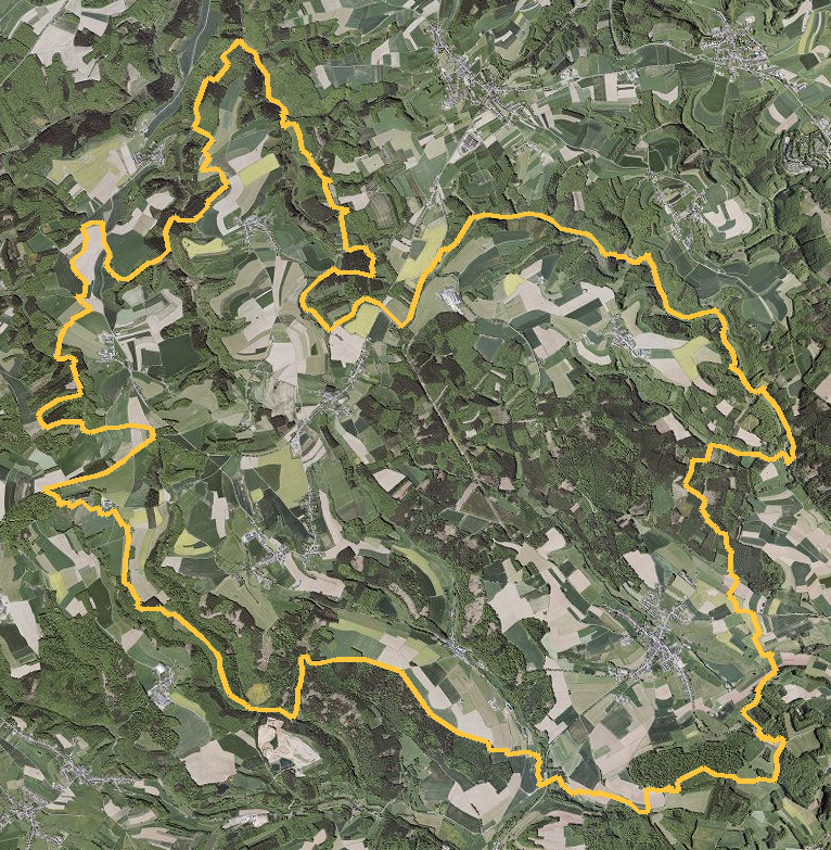 Orthophotographie officielle de la commune de Groussbus-Wal (geoportail
national du Luxembourg), limites communales soulignees en ambre