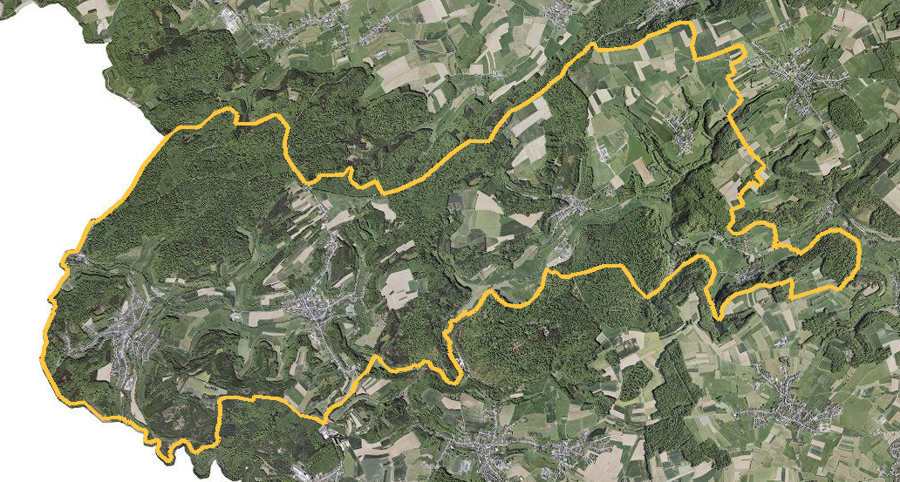 Orthophotographie officielle de la commune de Habscht (geoportail
national du Luxembourg), limites communales soulignees en ambre