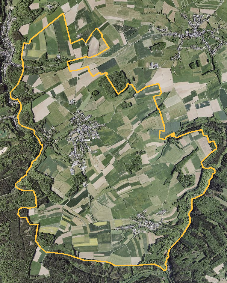 Orthophotographie officielle de la commune de Heffingen (geoportail
national du Luxembourg), limites communales soulignees en ambre