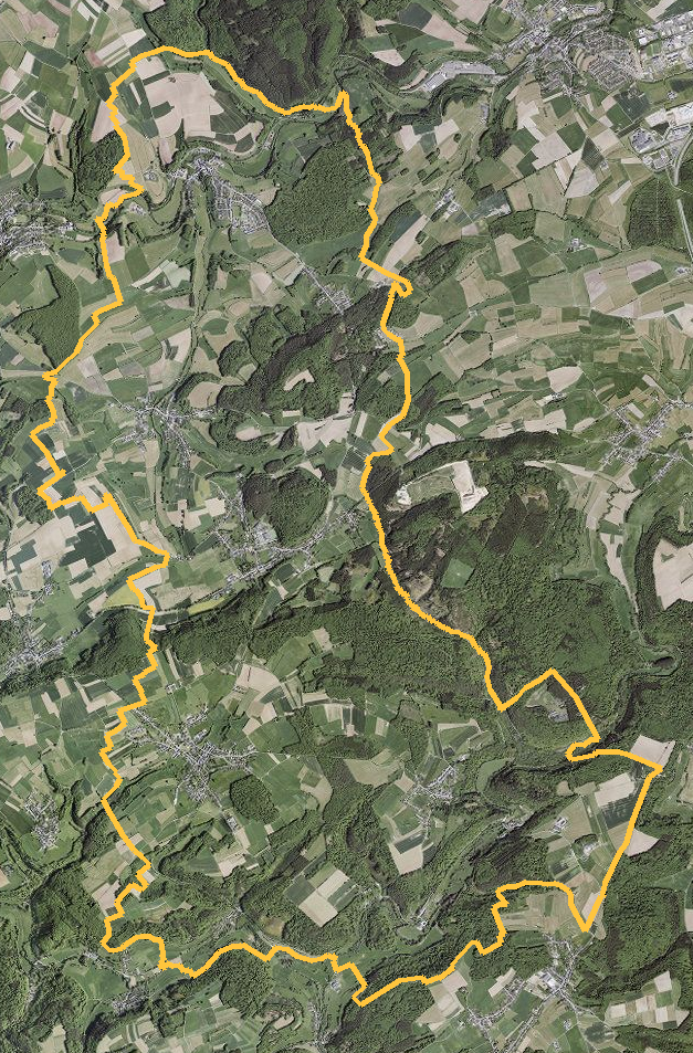 Orthophotographie officielle de la commune de Helperknapp (geoportail
national du Luxembourg), limites communales soulignees en ambre