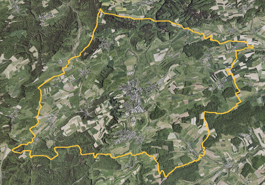 Orthophotographie officielle de la commune de Junglinster (geoportail
national du Luxembourg), limites communales soulignees en ambre