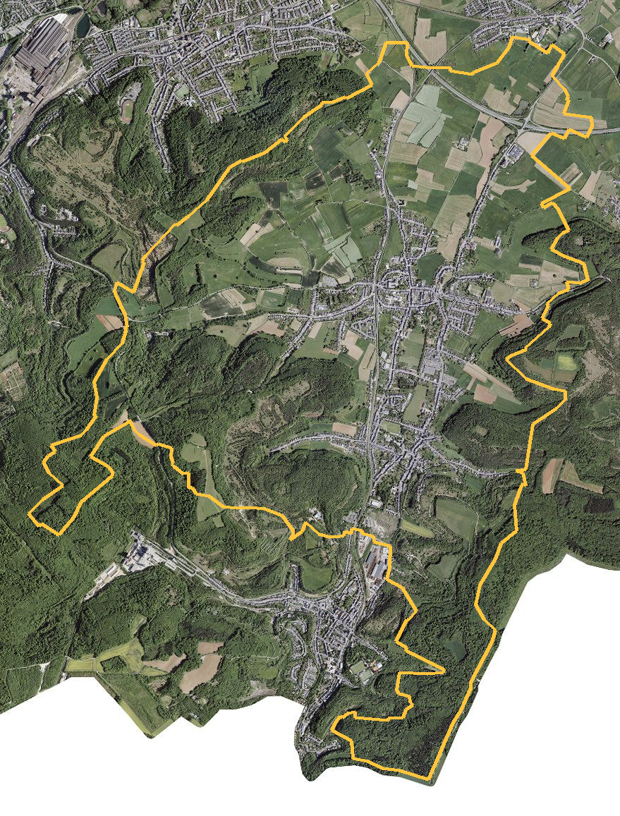 Orthophotographie officielle de la commune de Kayl (geoportail
national du Luxembourg), limites communales soulignees en ambre