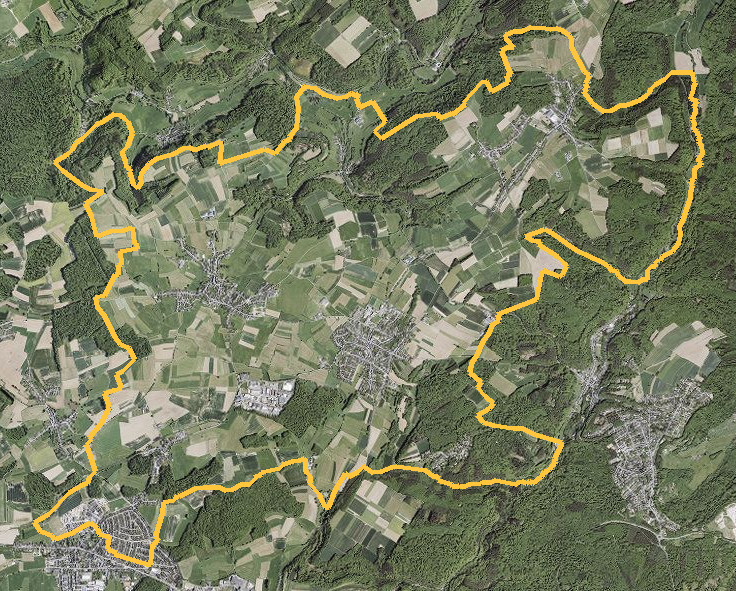 Orthophotographie officielle de la commune de Kehlen (geoportail
national du Luxembourg), limites communales soulignees en ambre