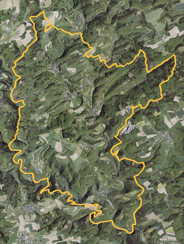 Orthophotographie officielle de la commune de Kiischpelt (geoportail
national du Luxembourg), limites communales soulignees en ambre