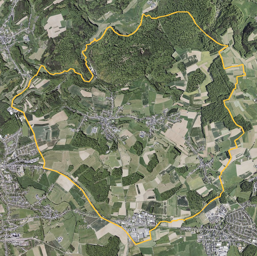 Orthophotographie officielle de la commune de Koerich (geoportail
national du Luxembourg), limites communales soulignees en ambre