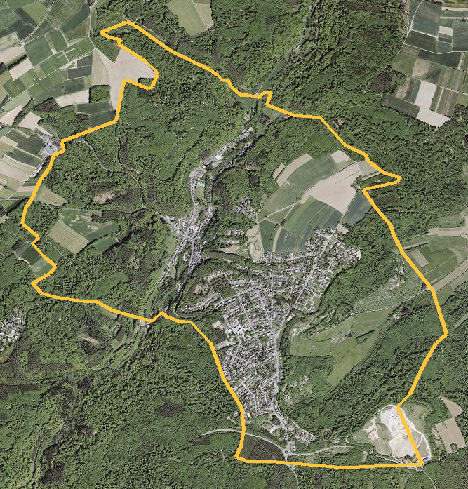 Orthophotographie officielle de la commune de Kopstal (geoportail
national du Luxembourg), limites communales soulignees en ambre
