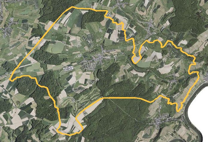 Orthophotographie officielle de la commune de Lenningen (geoportail
national du Luxembourg), limites communales soulignees en ambre