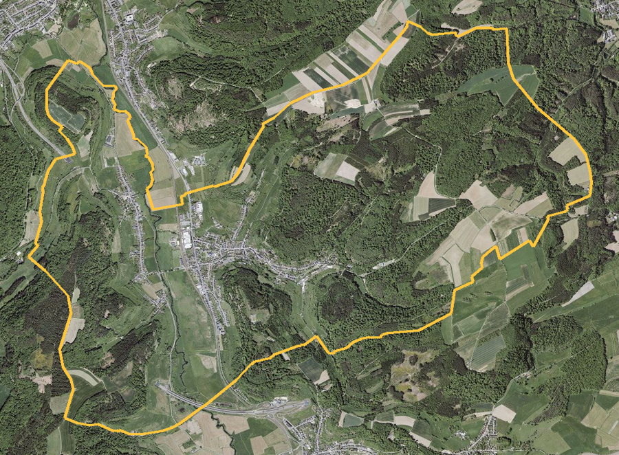 Orthophotographie officielle de la commune de Lintgen (geoportail
national du Luxembourg), limites communales soulignees en ambre