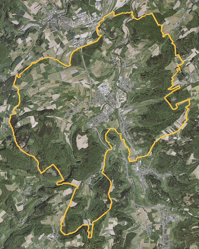 Orthophotographie officielle de la commune de Mersch (geoportail
national du Luxembourg), limites communales soulignees en ambre