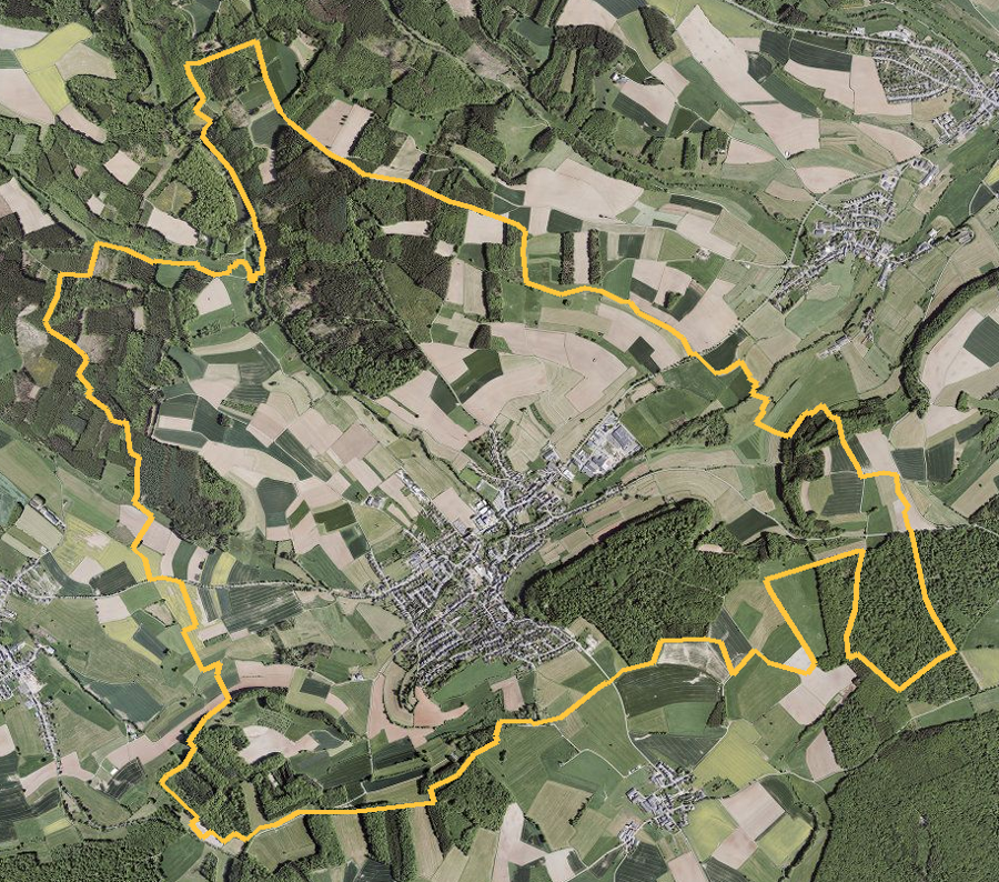 Orthophotographie officielle de la commune de Mertzig (geoportail
national du Luxembourg), limites communales soulignees en ambre