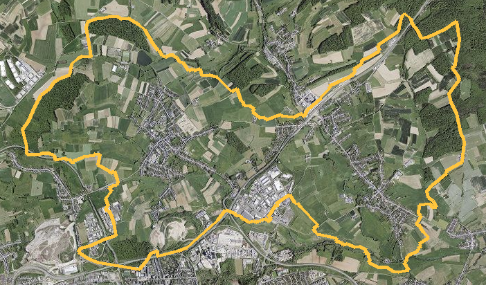 Orthophotographie officielle de la commune de Mondercange (geoportail
national du Luxembourg), limites communales soulignees en ambre