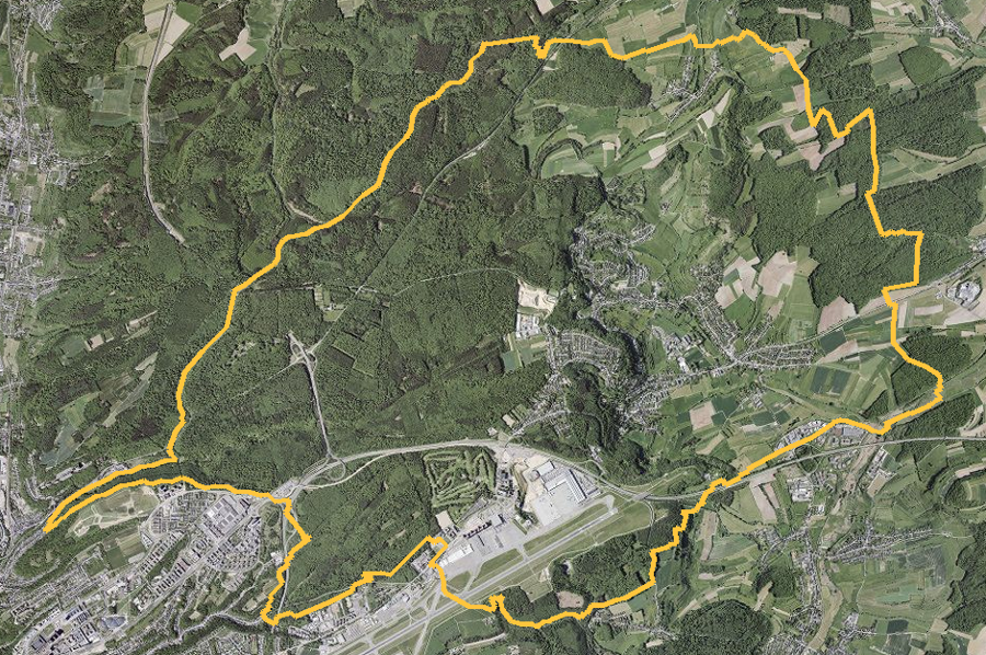 Orthophotographie officielle de la commune de Niederanven (geoportail
national du Luxembourg), limites communales soulignees en ambre