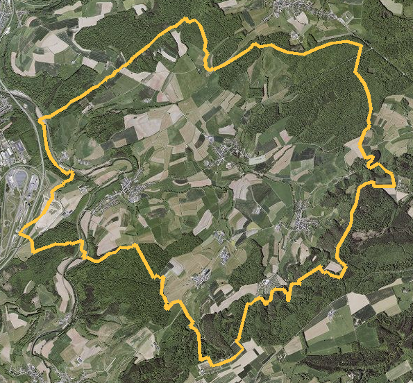 Orthophotographie officielle de la commune de Nommern (geoportail
national du Luxembourg), limites communales soulignees en ambre