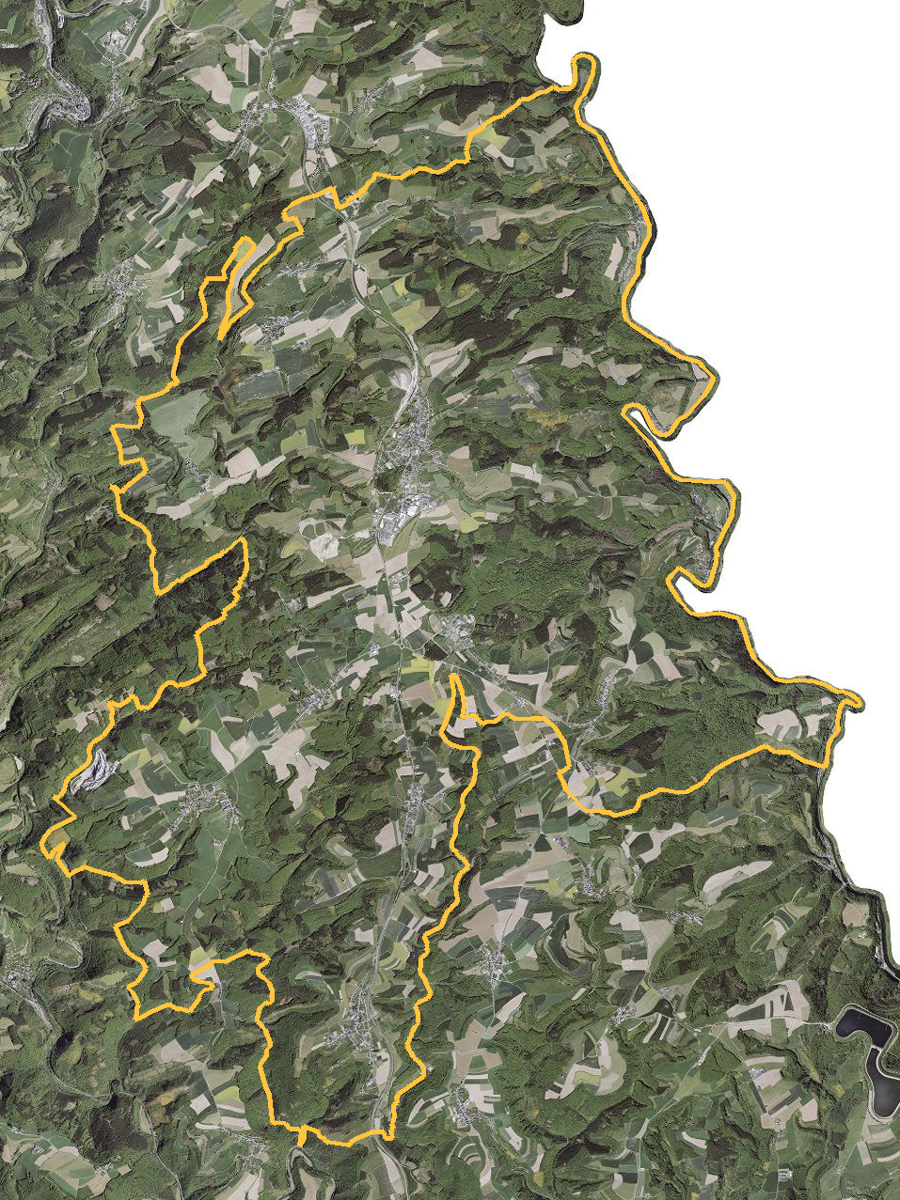 Orthophotographie officielle de la commune de Parc Hosingen (geoportail
national du Luxembourg), limites communales soulignees en ambre