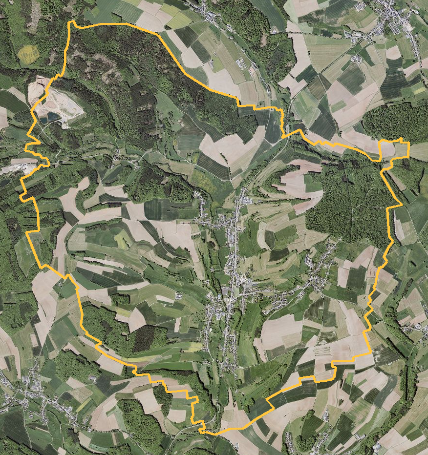 Orthophotographie officielle de la commune de Préizerdaul (geoportail
national du Luxembourg), limites communales soulignees en ambre