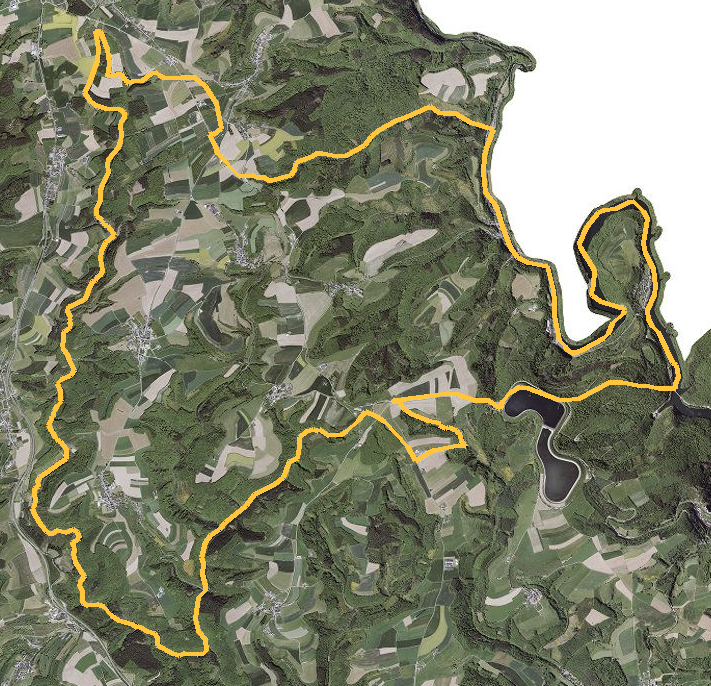 Orthophotographie officielle de la commune de Putscheid (geoportail
national du Luxembourg), limites communales soulignees en ambre