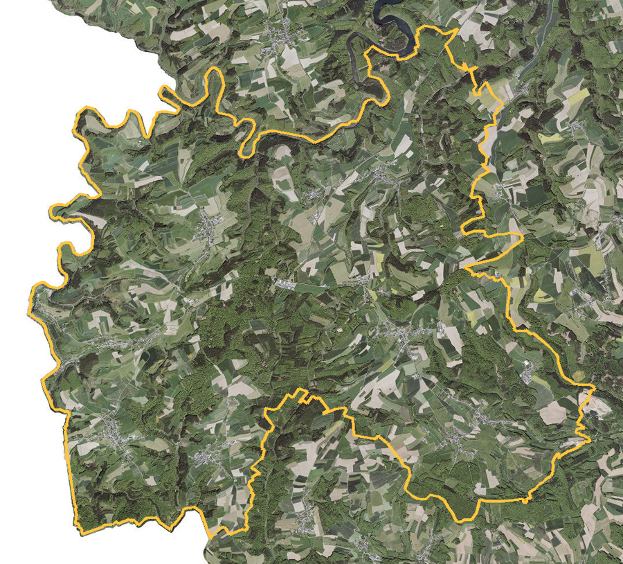 Orthophotographie officielle de la commune de Rambrouch (geoportail
national du Luxembourg), limites communales soulignees en ambre