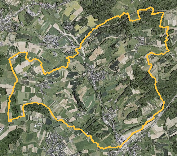 Orthophotographie officielle de la commune de Reckange-sur-Mess (geoportail
national du Luxembourg), limites communales soulignees en ambre