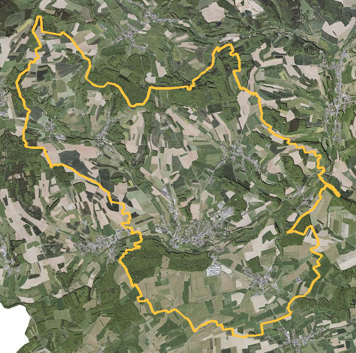 Orthophotographie officielle de la commune de Redange/Attert (geoportail
national du Luxembourg), limites communales soulignees en ambre