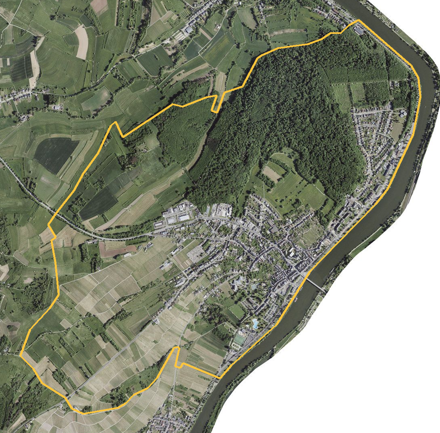 Orthophotographie officielle de la commune de Remich (geoportail
national du Luxembourg), limites communales soulignees en ambre
