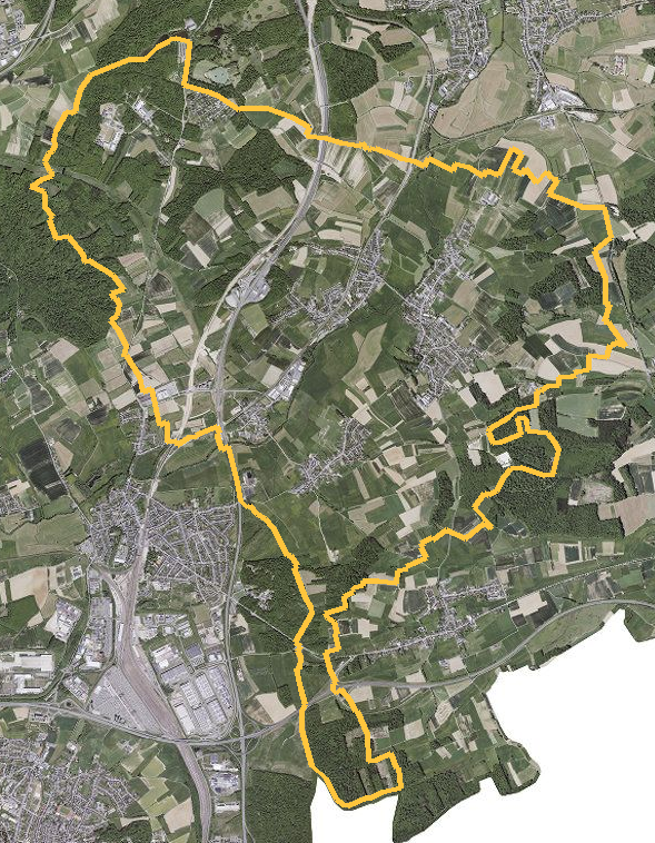 Orthophotographie officielle de la commune de Roeser (geoportail
national du Luxembourg), limites communales soulignees en ambre