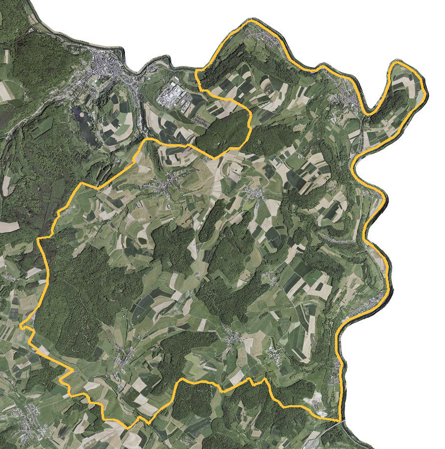 Orthophotographie officielle de la commune de Rosport-Mompach (geoportail
national du Luxembourg), limites communales soulignees en ambre