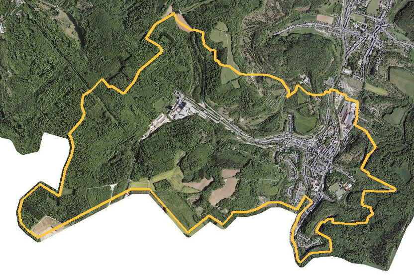 Orthophotographie officielle de la commune de Rumelange (geoportail
national du Luxembourg), limites communales soulignees en ambre