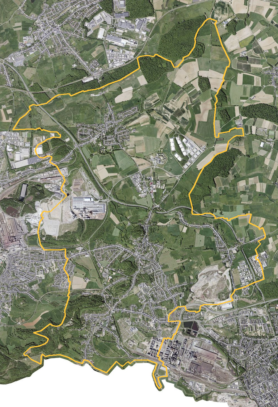 Orthophotographie officielle de la commune de Sanem (geoportail
national du Luxembourg), limites communales soulignees en ambre