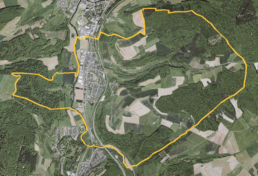 Orthophotographie officielle de la commune de Schieren (geoportail
national du Luxembourg), limites communales soulignees en ambre